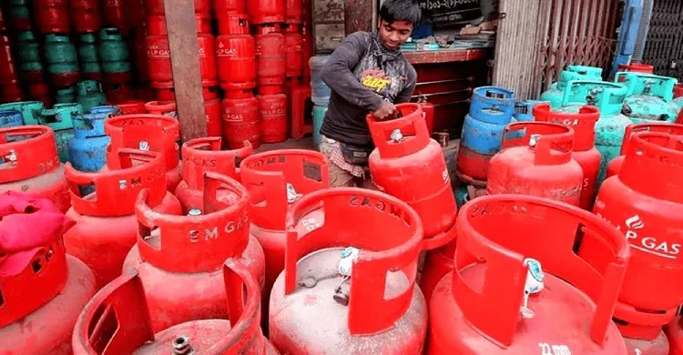 বাজারে এলপি গ্যাসের সিলিন্ডার ও গ্যাসের ক্যানisters দেখানো হচ্ছে. Channel i News - চ্যানেল আই নিউজ