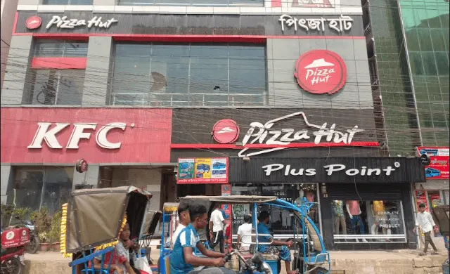 ঢাকার একটি মার্কেটে বিভিন্ন আন্তর্জাতিক ব্র্যান্ডের দোকান দেখা যাচ্ছে. Channel i News - চ্যানেল আই নিউজ