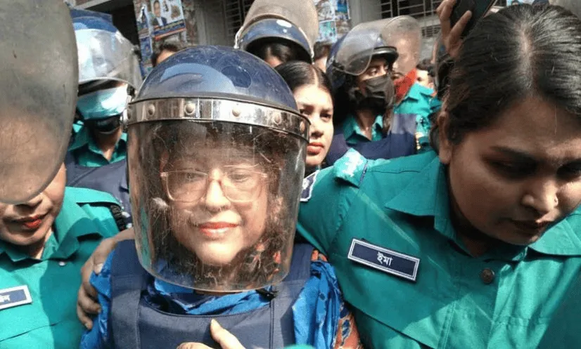 পুলিশের সঙ্গে বিক্ষোভকারীরা, মুখোশ ও ইউনিফর্মে বাংলাদেশি নারী ও পুরুষ. Channel i News - চ্যানেল আই নিউজ