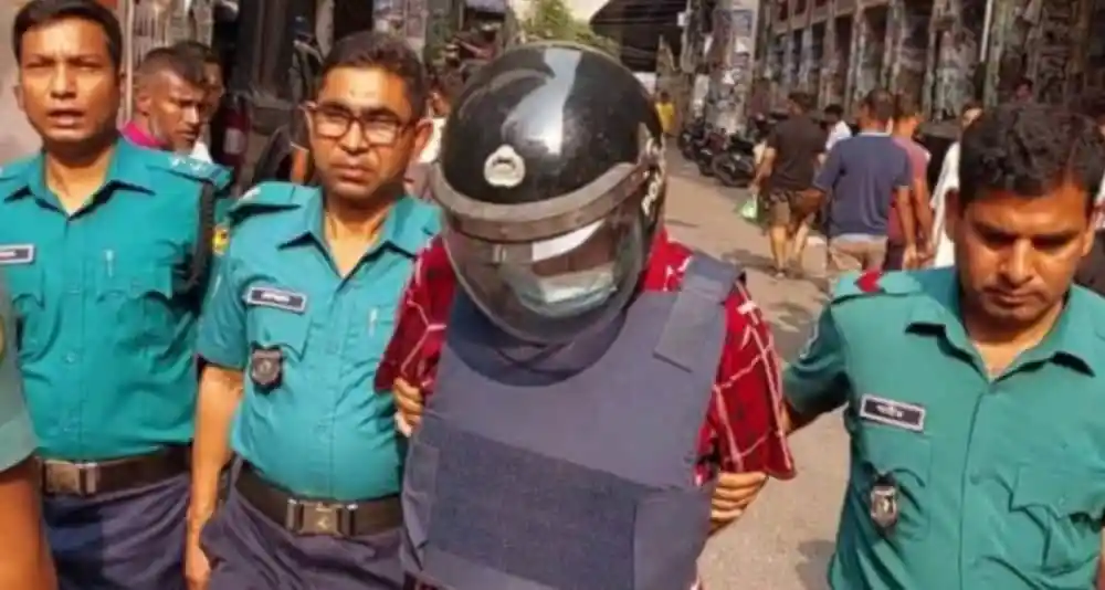 অভিযুক্ত মডেল মেঘনা রিমান্ডে, পুলিশ escorting her on street. Channel i News - চ্যানেল আই নিউজ