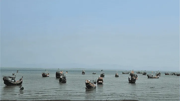 বাংলাদেশি জেলেরা সমুদ্রে নৌকা ও ট্রলার নিয়ে অবস্থান করছে. Channel i News - চ্যানেল আই নিউজ