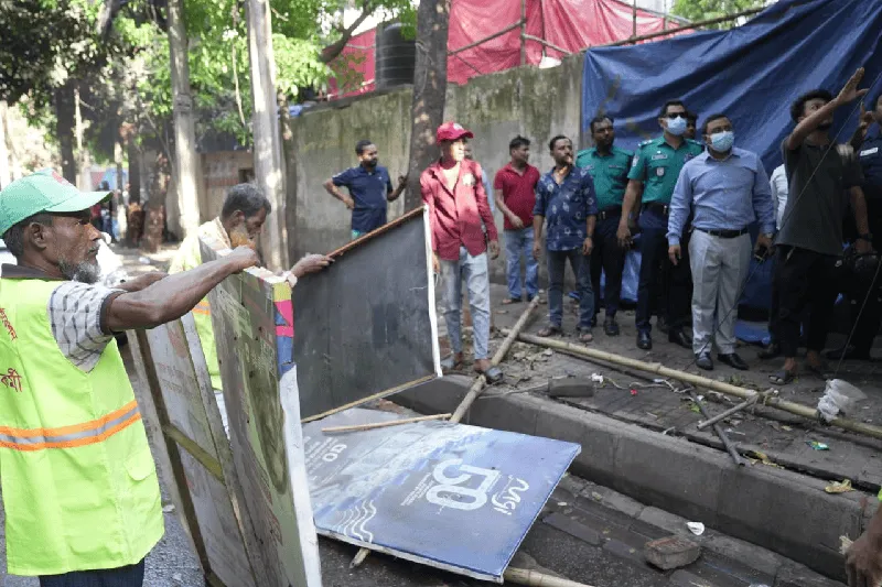 গুলশানে ডিএনসিসির উচ্ছেদ অভিযান চলাকালে শ্রমিক ও কর্মকর্তারা. Channel i News - চ্যানেল আই নিউজ
