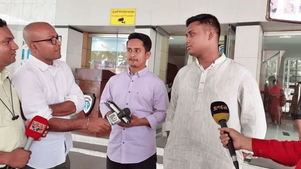 দুদকে অভিযোগ জানাচ্ছেন হাসনাত ও সারজিস, সাংবাদিকরা উপস্থিত. Channel i News - চ্যানেল আই নিউজ
