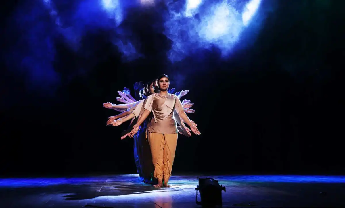 নৃত্যশিল্পীরা একসঙ্গে পারফর্ম করছে, আলোকসজ্জা ও ধোঁয়া ব্যাকড্রপের সঙ্গে. Channel i News - চ্যানেল আই নিউজ