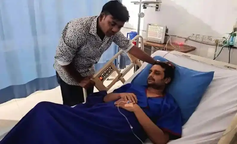 একজন রোগী হাসপাতালে শয্যাশায়ী, অন্যজন তার জন্য ওষুধ দিচ্ছেন. Channel i News - চ্যানেল আই নিউজ