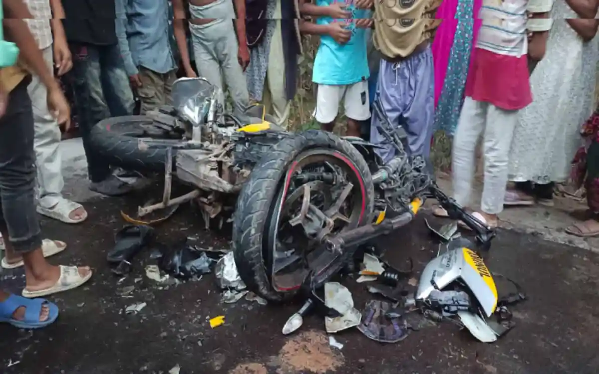 টুঙ্গিপাড়ায় মোটরসাইকেল-মাহেন্দ্র মুখোমুখি সংঘর্ষের ছবি. Channel i News - চ্যানেল আই নিউজ