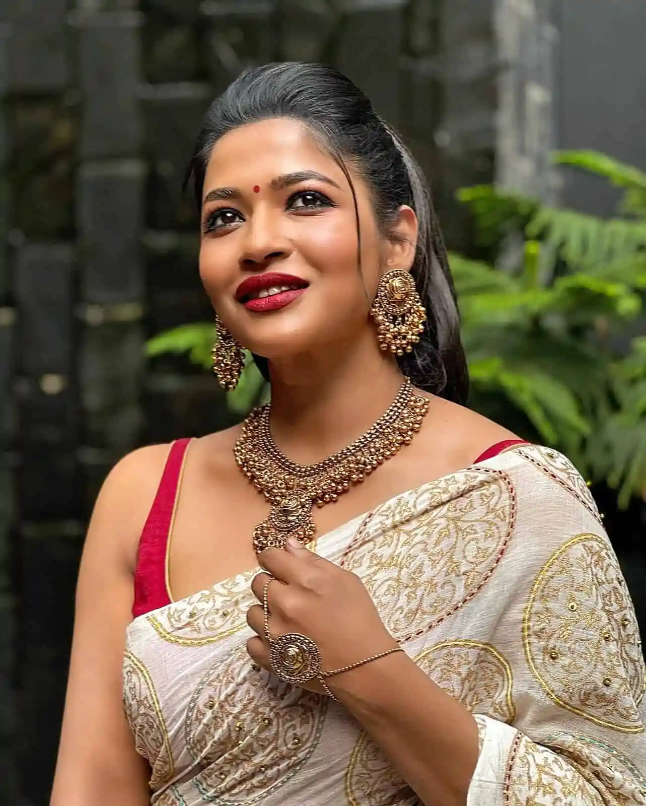 বাঁধন সুন্দর পোশাক ও গহনা পরিধান করে হাসিমুখে দাঁড়িয়ে আছেন. Channel i News - চ্যানেল আই নিউজ