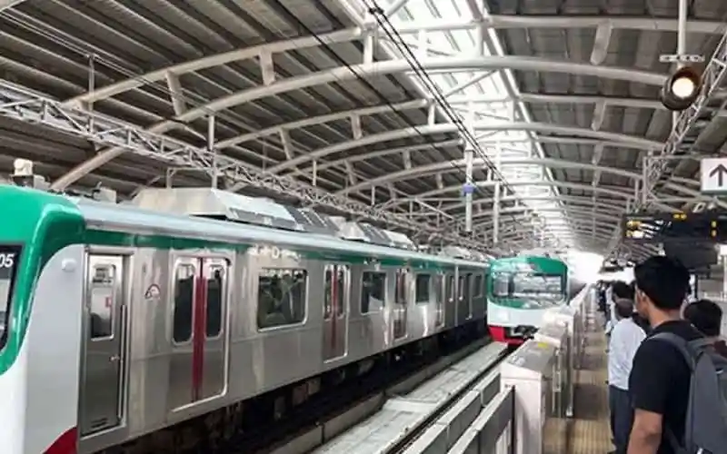 ঢাকার মেট্রোরেল স্টেশনে যাত্রীরা অপেক্ষা করছে. Channel i News - চ্যানেল আই নিউজ