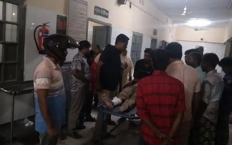 কুড়িগ্রামে মোটরসাইকেল-ট্রলির সংঘর্ষে আহত ব্যক্তির চিকিৎসা চলছে. Channel i News - চ্যানেল আই নিউজ