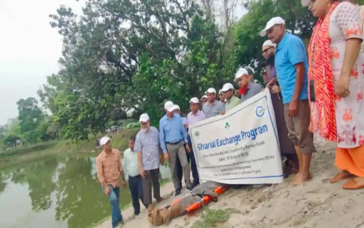 প্রকল্পের উদ্বোধনে অংশগ্রহণকারী ব্যক্তিরা নদীর তীরে দাঁড়িয়ে আছেন. Channel i News - চ্যানেল আই নিউজ