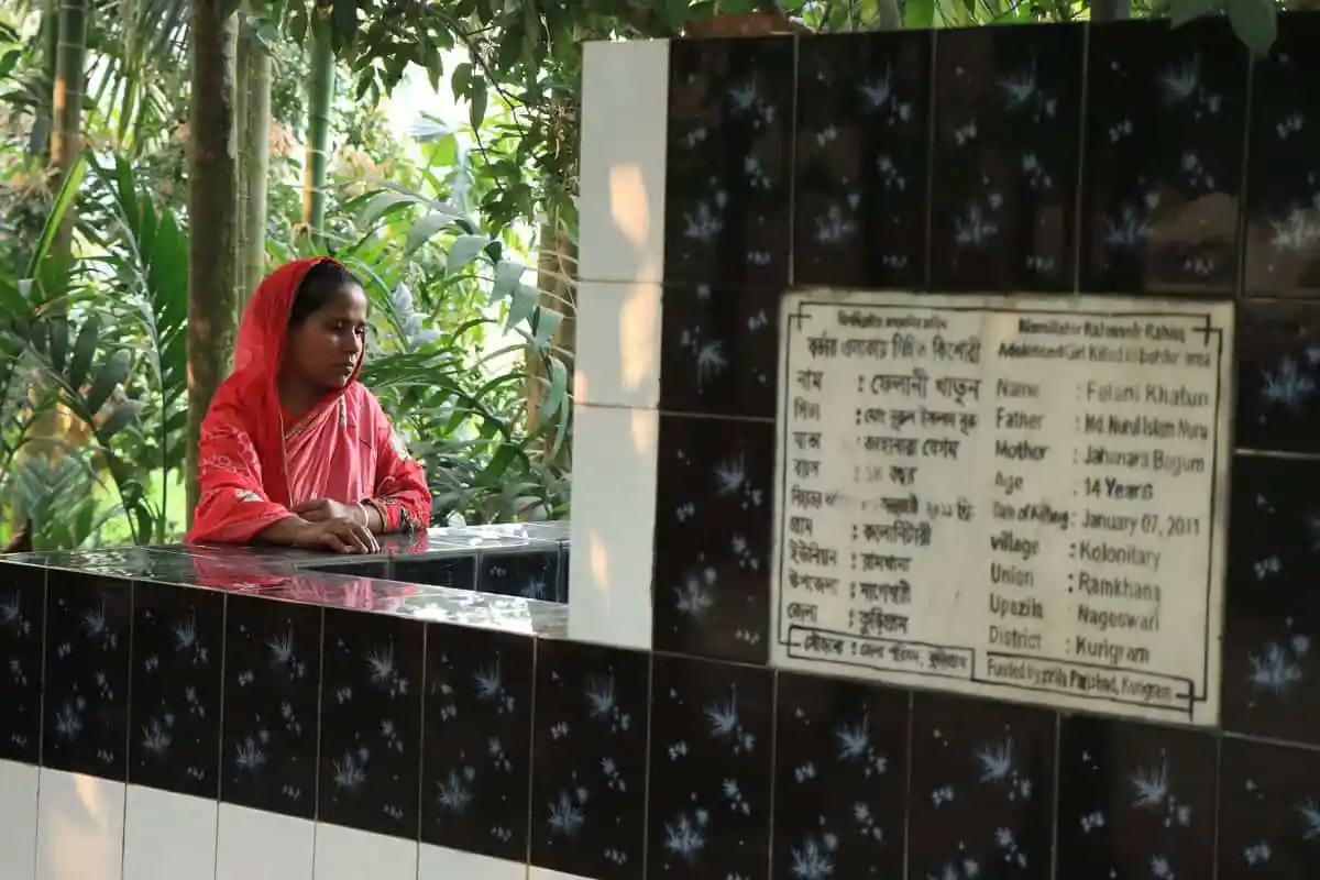 ফেলানীর স্মৃতিস্তম্ভের পাশে দাঁড়িয়ে মা, শোক ও শ্রদ্ধা প্রকাশ. Channel i News - চ্যানেল আই নিউজ