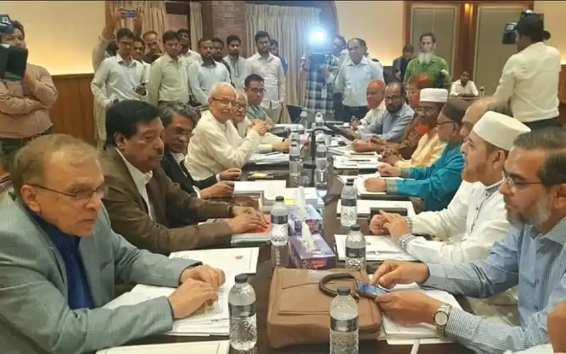 বৈঠকে অংশ নেওয়া বিভিন্ন দলের নেতারা আলোচনা করছেন. Channel i News - চ্যানেল আই নিউজ