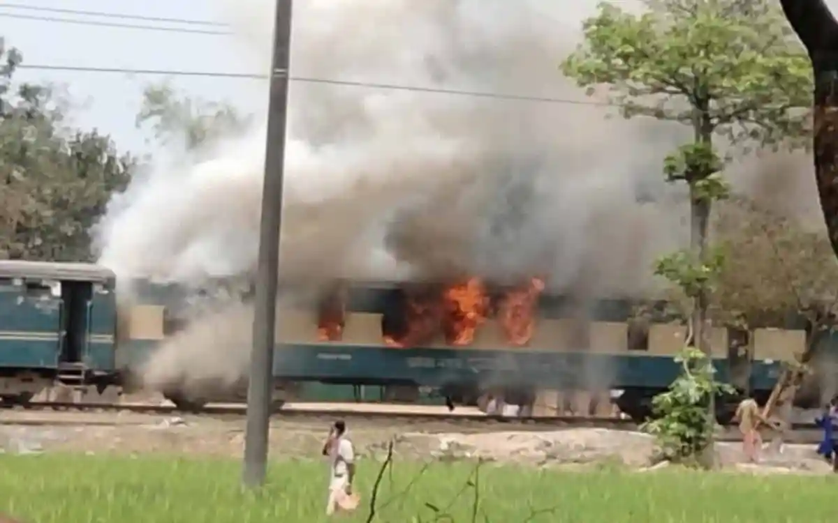 গাজীপুরে ট্রেনের বগিতে আগুন, ঢাকা-ময়মনসিংহ ট্রেন চলাচল বন্ধ. Channel i News - চ্যানেল আই নিউজ