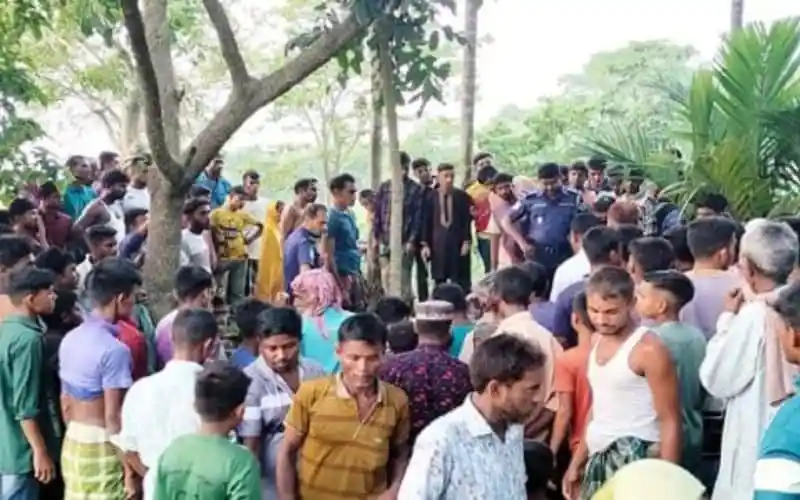 নেত্রকোনায় নবদম্পতির ঝুলন্ত মরদেহের খবরের জন্য জনতার ভিড়. Channel i News - চ্যানেল আই নিউজ