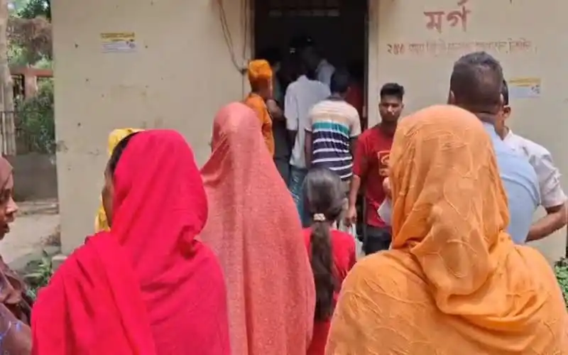 মাছ ব্যবসায়ী নিহতের ঘটনায় এলাকাবাসীর ভিড়. Channel i News - চ্যানেল আই নিউজ