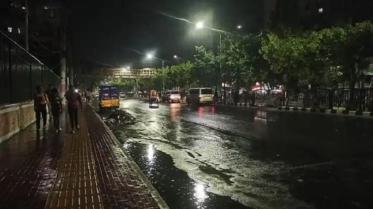 রাজধানীতে স্বস্তির বৃষ্টি, রাস্তায় জল জমে গেছে. Channel i News - চ্যানেল আই নিউজ