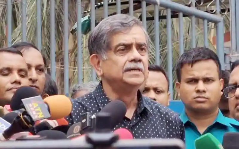 শিক্ষা উপদেষ্টা প্রশ্নের উত্তর দিচ্ছেন, সাংবাদিকরা উপস্থিত. Channel i News - চ্যানেল আই নিউজ