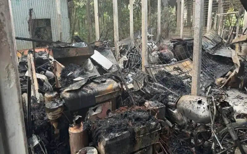 শিল্পীর বাড়িতে অগ্নিকাণ্ডের পর ধ্বংসস্তূপ ও পুড়ে যাওয়া সামগ্রী. Channel i News - চ্যানেল আই নিউজ