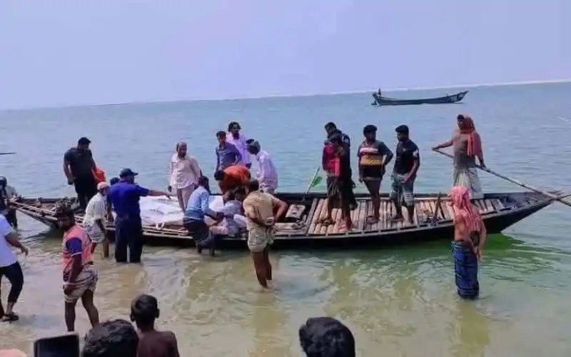 নৌকাডুবির ঘটনায় স্বজনরা উদ্ধার কাজে অংশ নিচ্ছেন. Channel i News - চ্যানেল আই নিউজ