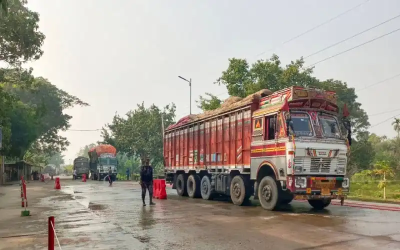 ভোমরা স্থলবন্দরে ট্রাক ও যানবাহনের চলাচল, বাংলাদেশ-ভারত সীমান্ত. Channel i News - চ্যানেল আই নিউজ