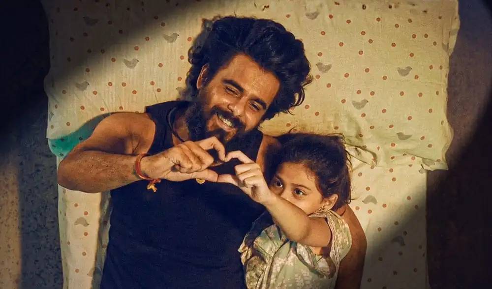 একজন পুরুষ ও ছোট মেয়ে হাসিমুখে হৃদয়াকৃতি তৈরি করছে. Channel i News - চ্যানেল আই নিউজ