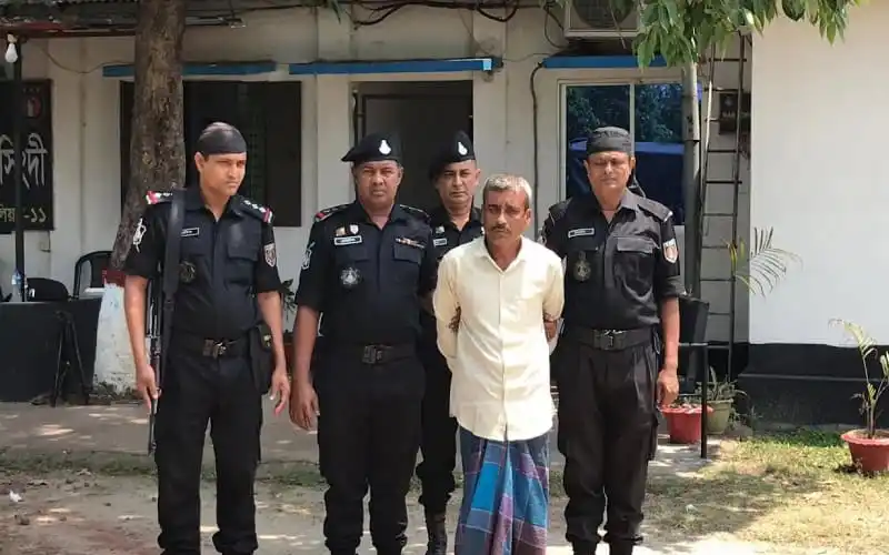 নরসিংদীতে পুলিশ সদস্যদের সঙ্গে গ্রেপ্তারকৃত ব্যক্তি. Channel i News - চ্যানেল আই নিউজ