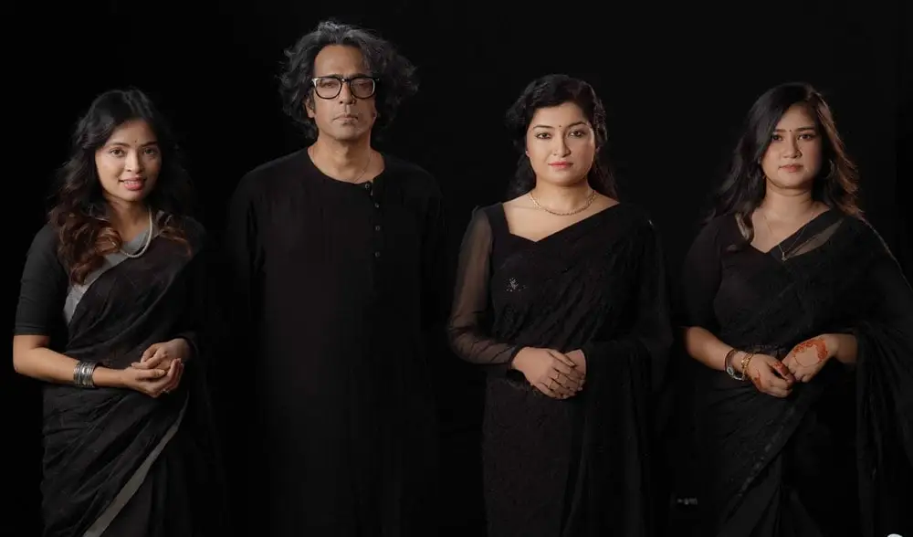 চারজন নারী ও একজন পুরুষ কালো পটভূমিতে দাঁড়িয়ে. Channel i News - চ্যানেল আই নিউজ
