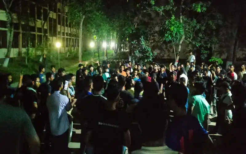 কুয়েটের শিক্ষার্থীদের ওপর বহিরাগতদের হামলার প্রতিবাদে বিক্ষোভ. Channel i News - চ্যানেল আই নিউজ