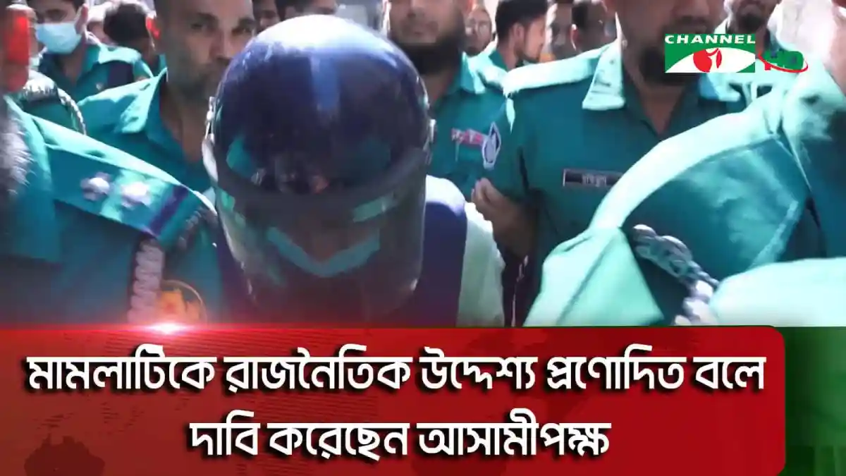 বাংলাদেশের পুলিশ সদস্যরা জনতার মাঝে অবস্থান করছে।. Channel i News - চ্যানেল আই নিউজ