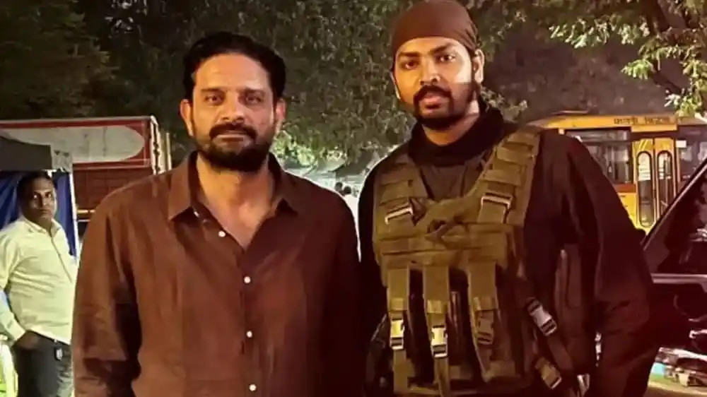 অভিনেতার রহস্যমৃত্যু নিয়ে তদন্তের জন্য পুলিশ ও পরিবারের সদস্যরা. Channel i News - চ্যানেল আই নিউজ