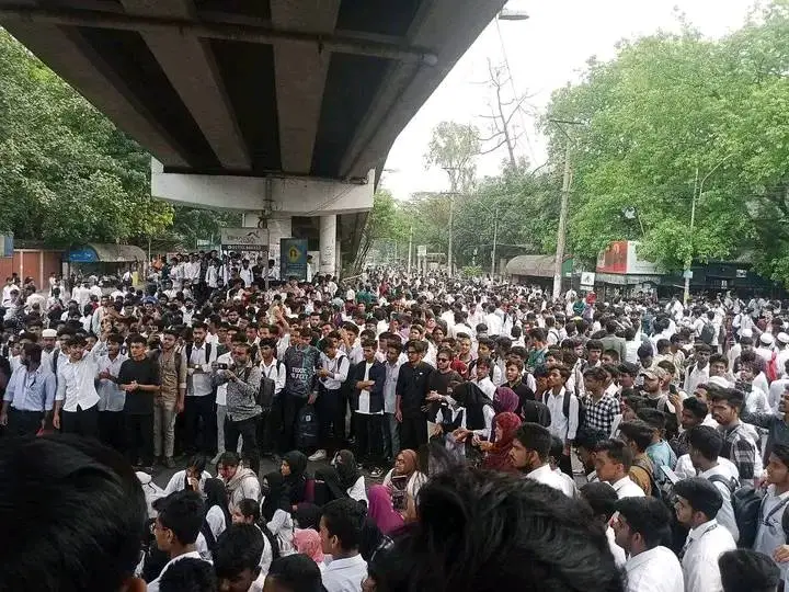 পলিটেকনিক শিক্ষার্থীদের সড়ক অবরোধের ছবি, হাজার হাজার শিক্ষার্থী রাস্তার ওপর. Channel i News - চ্যানেল আই নিউজ