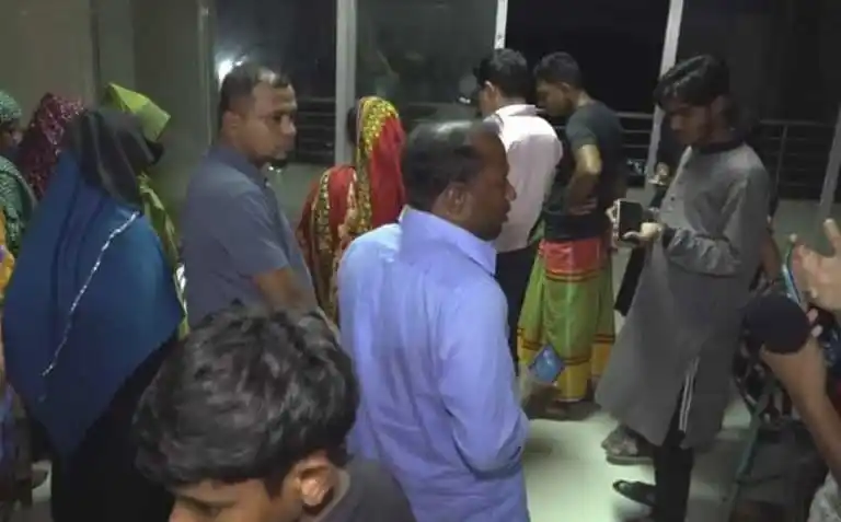 ঝিনাইদহে ট্রাকের ধাক্কায় ইজিবাইকে থাকা মা-ছেলে নিহতের ছবি. Channel i News - চ্যানেল আই নিউজ