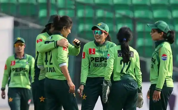 পাকিস্তান মহিলা ক্রিকেট দলের খেলোয়াড়রা মাঠে আলোচনা করছে. Channel i News - চ্যানেল আই নিউজ
