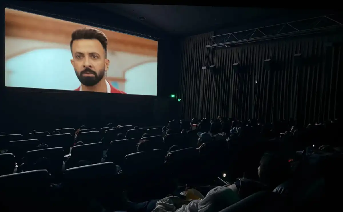 বাংলাদেশি সিনেমা দেখছেন দর্শক, অস্ট্রেলিয়ায় হাউজফুলের ছবি. Channel i News - চ্যানেল আই নিউজ