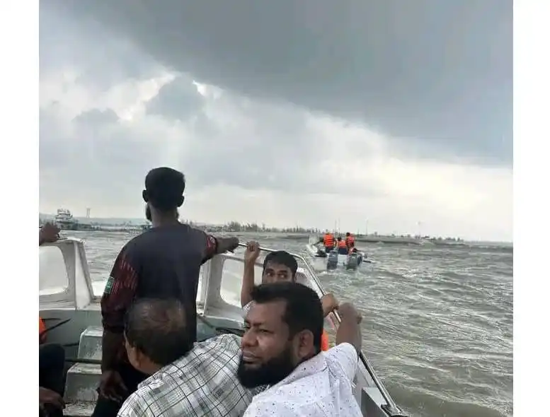 নৌকায় বসে নাবিকরা সাগরে উদ্ধার কাজ করছে. Channel i News - চ্যানেল আই নিউজ