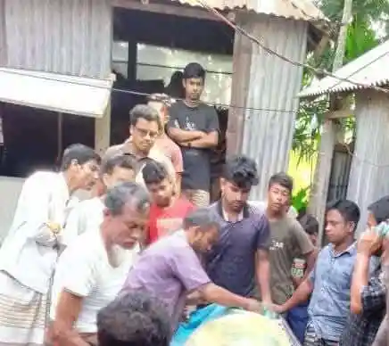 বৃদ্ধের দেহ উদ্ধার, স্থানীয়রা জড়ো হয়েছে. Channel i News - চ্যানেল আই নিউজ