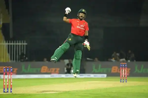 ক্রিকেটার ইমন ব্যাট হাতে উচ্ছ্বসিতভাবে উদযাপন করছেন. Channel i News - চ্যানেল আই নিউজ