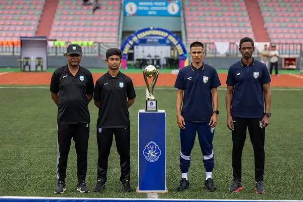 বাংলাদেশ ফুটবল দলের খেলোয়াড়রা বিশ্বকাপ ট্রফির পাশে দাঁড়িয়ে. Channel i News - চ্যানেল আই নিউজ