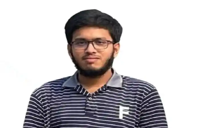 একজন যুবক ব্যক্তির ছবি, গায়ে স্লিভলেস শার্ট পরা. Channel i News - চ্যানেল আই নিউজ
