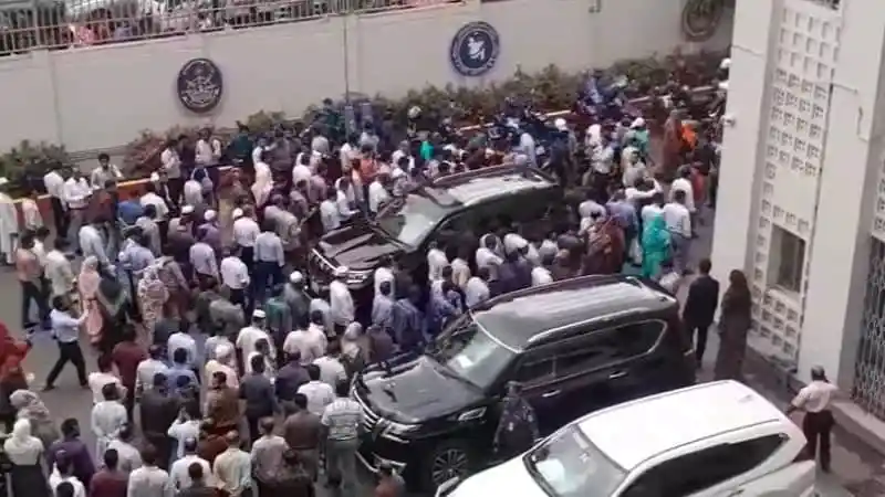 চাকরির জন্য কর্মচারীদের বিশাল ভিড়, সচিবালয়ে কর্মসূচি স্থগিত. Channel i News - চ্যানেল আই নিউজ