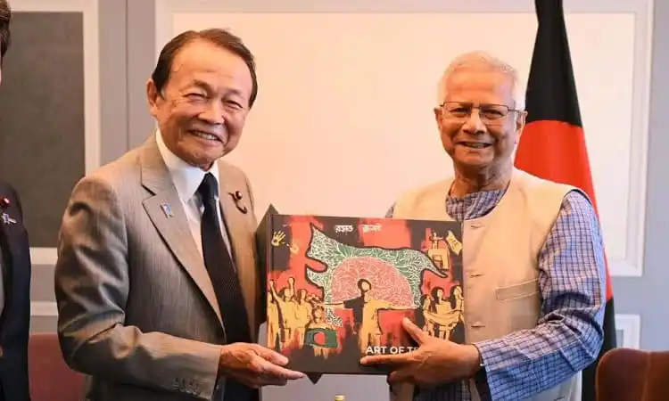 প্রধান উপদেষ্টার সঙ্গে বৈঠকে দুইজন ব্যক্তি হাসিমুখে ছবি তুলছেন. Channel i News - চ্যানেল আই নিউজ