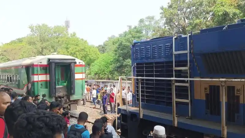 রাজশাহীতে ট্রেনের লাইনচ্যুত বগি উদ্ধার কাজ চলছে. Channel i News - চ্যানেল আই নিউজ