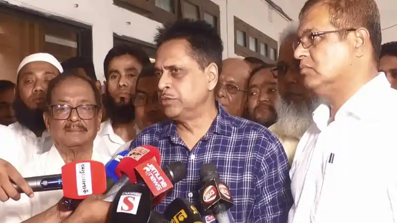 প্রধান বক্তা সাংবাদিক ও প্রকল্প কর্মকর্তাদের সঙ্গে কথা বলছেন. Channel i News - চ্যানেল আই নিউজ