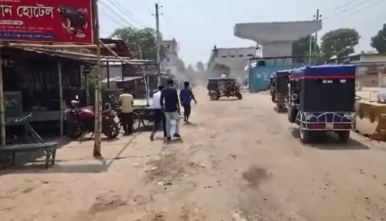 চুয়াডাঙ্গায় তাপপ্রবাহের কারণে ধুলাবালি ও যানবাহনের চলাচল. Channel i News - চ্যানেল আই নিউজ