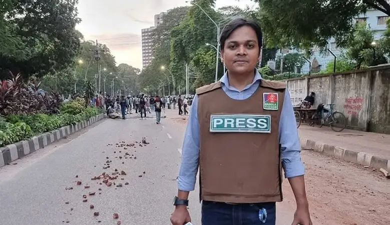 প্রেস ফটো সাংবাদিক মাহফুজ রাস্তার পাশে দাঁড়িয়ে আছেন. Channel i News - চ্যানেল আই নিউজ