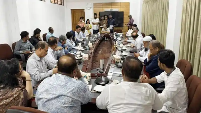 সোহরাওয়ার্দী উদ্যানের গেট বন্ধসহ সভায় অংশগ্রহণকারীরা. Channel i News - চ্যানেল আই নিউজ