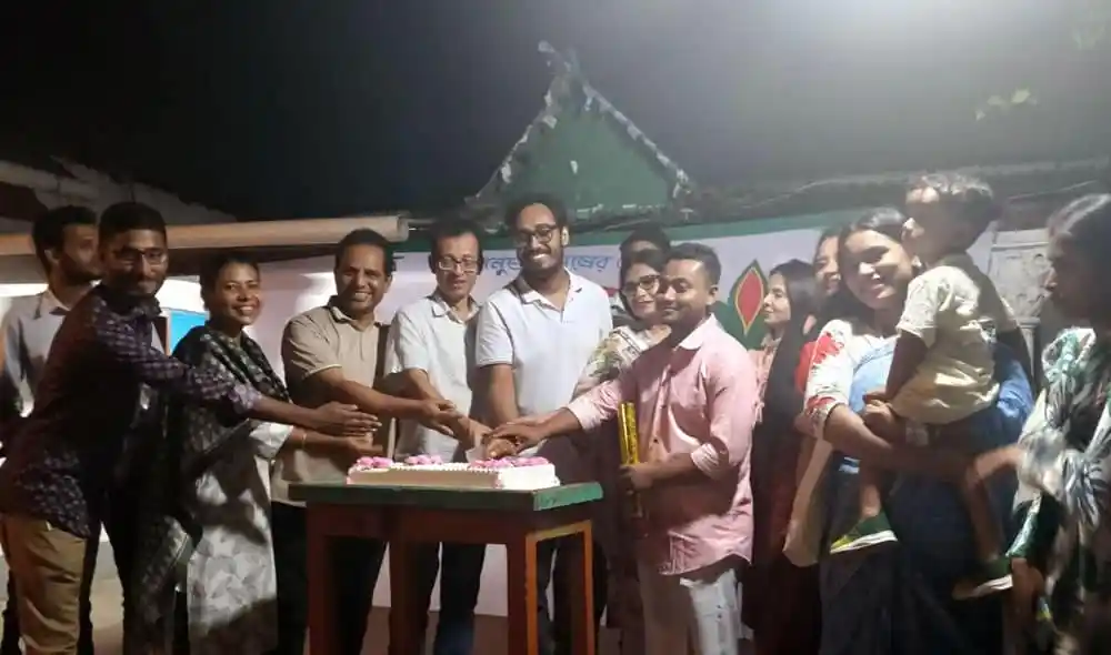 নৈশ বিদ্যালয় উদযাপনে শিক্ষার্থীরা ও শিক্ষকরা একসঙ্গে কেক কাটছেন. Channel i News - চ্যানেল আই নিউজ