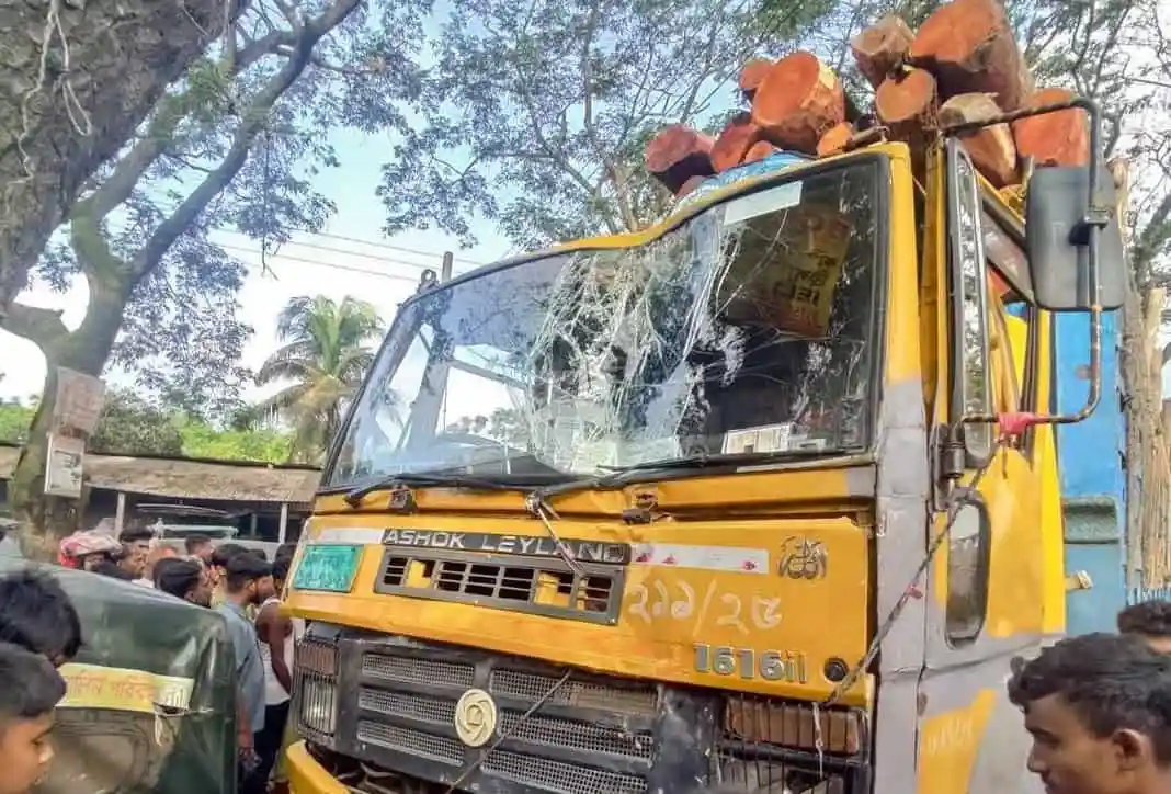 ভৈরবে ট্রাকের ধাক্কায় গাড়ি ভাঙচুর, জনতার ভিড়. Channel i News - চ্যানেল আই নিউজ