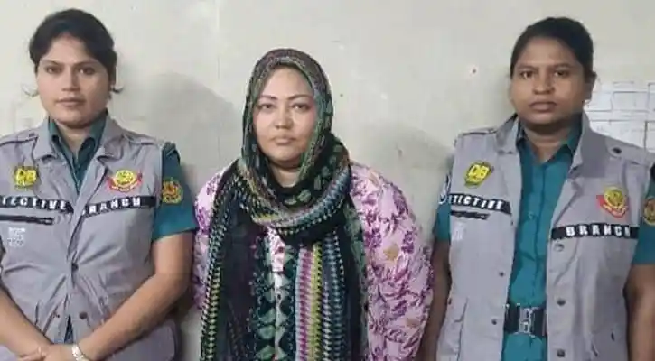 কারাগারে থাকা সাবেক এমপি মমতাজের ছবি, তিনজন নারী পুলিশ কর্মকর্তা পাশে. Channel i News - চ্যানেল আই নিউজ