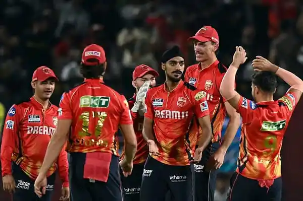 পাঞ্জাবের ক্রিকেটাররা জেতার পর উল্লাসে মেতে উঠেছেন. Channel i News - চ্যানেল আই নিউজ